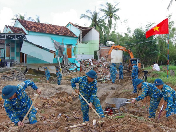 Bộ đội Phòng không - Không quân thần tốc khởi công xây dựng nhà cho người dân vùng lũ